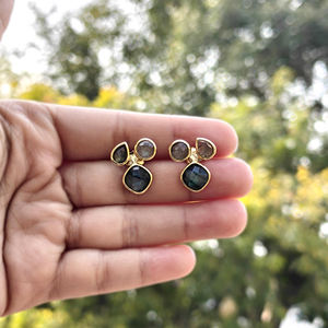 Pendientes al por mayor de gemas naturales, labradorita multicolor, aretes de latón chapados en oro de 18k, triple gema, par pequeño. - Product Image 5