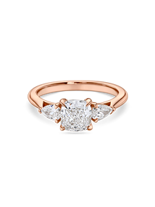 Impresionante anillo de compromiso con corte de cojín tipo trilogía, con un diamante central de 1+ quilates y piedras laterales en forma de pera, en oro de 18 quilates y platino. - Product Image 6