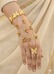Bracelet de main papillon en laiton plaqué or Hathphool, bijou de poignet perlé floral pour femme, idéal pour les soirées - Product Image 1