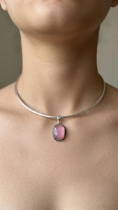 Collier ras du cou minimaliste en argent sterling 925 avec pendentif en calcédoine rose naturelle faite à la main pour femme, vente en gros - Product Image 2