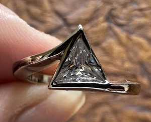 แหวนมอสซาไนต์ทรงสามเหลี่ยม 2.02 กะรัต ดีไซน์วงแหวนแบบไขว้ สำหรับผู้หญิง เงินแท้ 925 เหมาะสำหรับงานแต่งงาน ของขวัญสำหรับคนรัก - Product Image 3