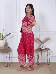 Ensemble coordonné premium pour femme, imprimé géométrique rouge, robe décontractée, veste courte et pantalon palazzo à jambes larges, idéal pour les vacances. - Product Image 2