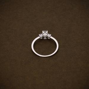Bague de fiançailles en diamant de laboratoire taille émeraude, design à trois pierres profil bas, diamants certifiés VVS2, bague solide pour femme - Product Image 5