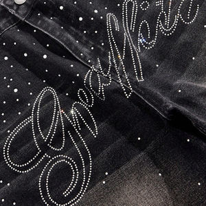 Shorts en jean délavé personnalisés avec strass et motifs graphiques, style streetwear décontracté avec poches obliques, pour unisexe - Product Image 3