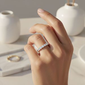 แหวนทอง 9k น้ำหนัก 1.85 กะรัต ประดับเพชรแล็บโกรว์สี E รูปทรงกลมเจียระไนบริลเลียนท์ ฝังแบบหนามเตย ดีไซน์หรูหราแบบ Eternity - Product Image 6