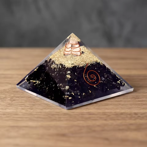 Pirámide de orgón de turmalina negra hecha a mano con incrustaciones de cristal y alambre de cobre para decoración del hogar - Product Image 1