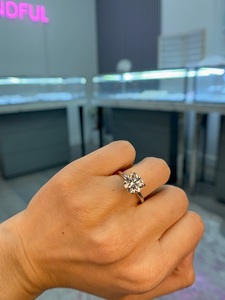 Bague de fiançailles avec halo caché en diamant rond brillant cultivé en laboratoire de 2,50 carats, or blanc 14 carats, certifiée IGI. - Product Image 3