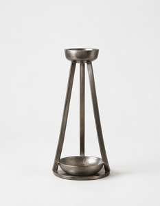 Support de bougie moderne minimaliste en métal, trépied, finition argentée élégante, texture moulée, candélabre architectural de table - Product Image 1