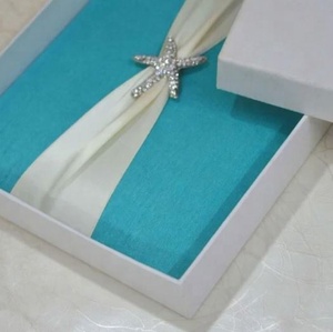 Folio d'invitation de mariage personnalisé orné de motifs imprimés en sérigraphie sur soie verte avec broche en forme d'étoile de mer - Product Image 4