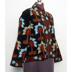 Veste en tissu Cotrise matelassé brodé de fleurs faites à la main, avec détails boutonnés, doublure en coton rayé, respirante, écologique, pour l'hiver - Product Image 1