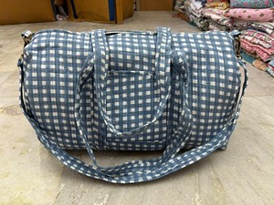 Sac de voyage matelassé en coton imprimé artisanal, léger, durable, portable, avec rembourrage, pour le sport et les week-ends - Product Image 2