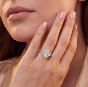 Magnifique bague à trois pierres en or rose 10K avec diamant de laboratoire taille ovale et accents demi-lune 6.30 CTW - Product Image 3