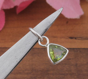 Collar con Colgante de Peridoto Natural en Engaste Vintage, Plata de Ley 925, Corte Trillón, Cadena de Joyería, Regalo de Piedra Natal de Noviembre - Product Image 2