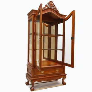Vitrine à deux portes de style Chippendale en acajou massif, ornée de détails sculptés artistiques en haut et d'un tiroir. - Product Image 4