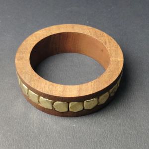 Brazalete de Madera Artesanal con Tachuelas Hexagonales de Latón Facetadas - Pulsera de Madera Estilo Industrial - Pieza Étnica de Alta Resistencia - Product Image 3