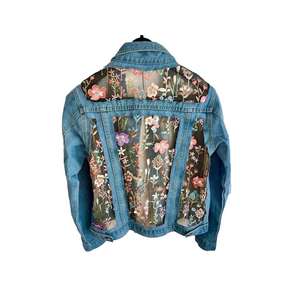 OEM 2026 Women's Embossed <b>Gothic</b> Washed Denim <b>Jackets</b> Comfortable Button-Up Eco-Friendly Street Wear Pakistan Manufactured - Product Image 1