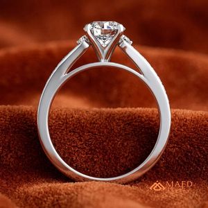 แหวนหมั้นมอสซาไนต์ทรงกลม เงินแท้ 925 ประดับเพชรด้านข้างแบบ Pave Band แหวนแต่งงาน ดีไซน์คล้ายเพชร - Product Image 2