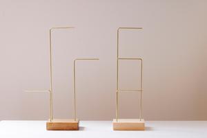 Ensemble de présentoirs élégants pour bijoux avec bras suspendus, support pour boucles d'oreilles et colliers, base compacte, style moderne et minimaliste pour coiffeuse - Product Image 4