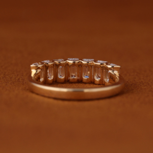 Bague demi-éternité en or massif 14 carats avec diamants de laboratoire taille émeraude 2,50 TCW, couleur VVS VS DEF, pour mariage - Product Image 4