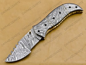 Herramienta Plegable de Acero de Damasco Hecha a Mano OEM con Mango Completo de Damasco, Revestimientos Decorativos de Latón, Varilla de Afilado y Cuero - Product Image 2