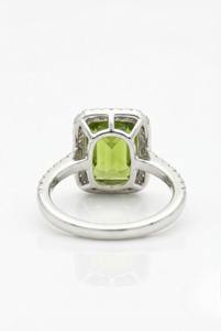 Anillo de Compromiso para Hombre Estilo Vintage Dorado con Granate de Corte Ovalado y Halo de Diamantes - Product Image 5