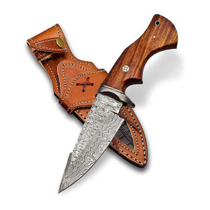 Couteau artisanal en acier Damas à lame pointue avec manche en bois et étui en cuir pour la chasse - Product Image 1