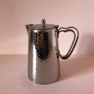 Carafe à boisson décorative en acier inoxydable martelé avec couvercle, élégante carafe à eau en métal pour hôtel, restaurant, traiteur - Product Image 1