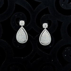 Boucles d'oreilles pendantes en forme de poire avec halo de diamants E VVS cultivés en laboratoire certifiés IGI |   Pavé de pierres en forme de goutte de 1,15 ct |   Argent 925 plaqué or - Product Image 1