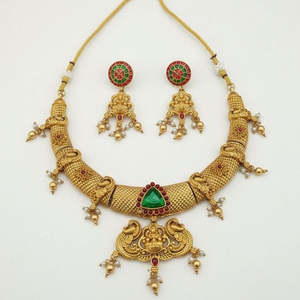 Juego de Collar Elegante Jewelemarket con Perlas de Imitación Chapadas en Oro de 24K para Uso Diario con Elegante Piedra Pota y Perla - Product Image 1