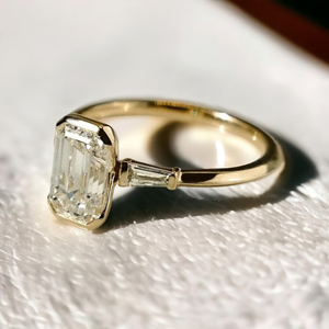 แหวนเพชรทรงเอเมอรัลด์ 3 กะรัต ประดับเพชรสามเม็ด ทอง 14K ฝังแบบครึ่งขอบ แหวนสัญญา สำหรับทั้งชายและหญิง ทำด้วยมือ รับรองโดย IGI - Product Image 2