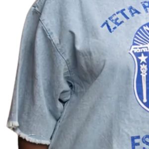 Chemise en jean Zeta Phi Beta à ourlet effiloché, t-shirt oversize à col rond, motif du blason ZPB, haut décontracté de qualité supérieure, streetwear - Product Image 4