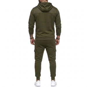 Survêtement pour homme conçu avec un matériau léger de qualité supérieure offrant un confort, une durabilité et des performances supérieurs pour les entraînements - Product Image 2
