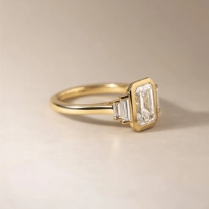 Anillo de Diamante Cultivado en Laboratorio con Corte Esmeralda de 2.30CT, Engastado en Bisel, con Piedras Laterales en Forma de Baguette, Oro Amarillo de 14K, Venta al Por Mayor - Product Image 5