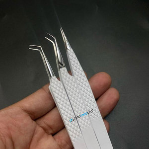 Extensiones de Pestañas Profesionales de Acero Inoxidable Sostenible, con Punta en Ángulo de 45 Grados, Agarre Fuerte, Recubrimiento en Polvo Blanco - Product Image 5