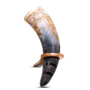 Coupe à boire viking sculptée à la main, style vintage |   Chope à bière en véritable corne de bœuf avec poignée antidérapante côtelée et gravures sur le thème de la mythologie nordique - Product Image 1