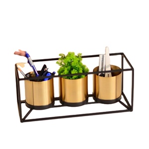 Vase en métal moderne de luxe Vase de table décoratif Accent d'intérieur de maison artistique pour salon et bureau - Product Image 2