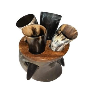 Juego de cuatro cuernos para beber de los Vikingos con soporte para cuerno, hecho por Blossom Craft India. - Product Image 6