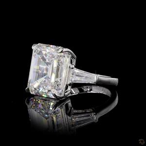 Anillo de compromiso con diamante cultivado en laboratorio de corte esmeralda de 14.05 quilates en oro blanco de 18 quilates, conjunto nupcial de media eternidad - Product Image 4