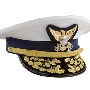 Casquette de cérémonie blanche haut de gamme avec broderie en fils dorés, visière en feuille de chêne, sangle de menton et insigne d'aigle en métal - Product Image 1