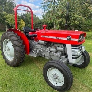 Tracteur agricole d'occasion Massey Ferguson MF135 4x4, 45 CV, moteur 4 cylindres, livraison rapide, prix bas, composants essentiels inclus - Product Image 1
