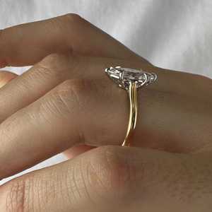 Bague solitaire en diamant taille marquise de 2 carats, sertie en bas, avec griffes en platine bicolore, certifiée IGI - Product Image 5