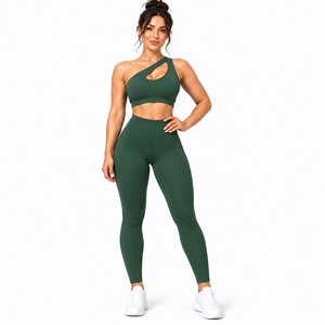 Conjunto de yoga verde de un solo hombro con leggings de cintura alta personalizados de color liso, 2 piezas de ropa deportiva - Product Image 1