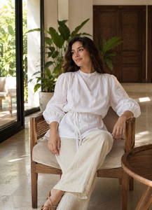 Ensemble élégant de chemisier en lin blanc et de pantalon large |   Tenue Chic d'été pour la Plage et Tenue Décontractée de Jour pour Femmes - Product Image 5