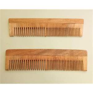 Peine de Madera de Neem Hecho a Mano con Acabado Natural, Antiestático, Accesorio para el Cuidado Diario del Cabello, Artesanía de Bambú y Madera - Product Image 3