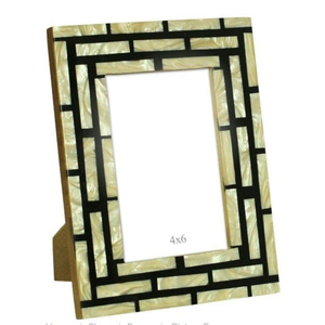 Cadre photo en bois artisanal avec mosaïque en résine coquille d'olivier dorée, décoration élégante pour la maison - Product Image 5