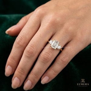 Bague de Mariage en Diamant Taille Émeraude de Haute Qualité, Trois Diamants Ronds Latéraux, Centre à Quatre Griffes, Bande Polie Arrondie - Product Image 4