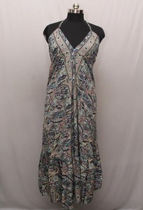 Vestido maxi bohemio de seda sari estampado a mano: Vestido veraniego con cuello en V y espalda descubierta - Product Image 4