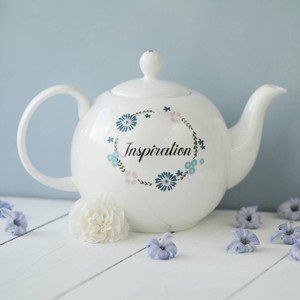 Encantadora tetera con diseño de corazón azul, boquilla de vertido suave, mango cómodo, cuerpo que retiene el calor, perfecta para servir té - Product Image 3
