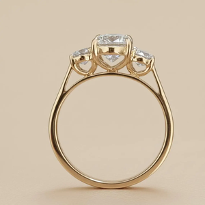 แหวนเพชรทรงรีสามเม็ดจาก OM GEMS Fine Jewelry เพชรเลี้ยงในห้องปฏิบัติการ ตัวเรือนทองคำแท้ 14K สีเหลืองทอง สำหรับผู้หญิง ขายส่ง - Product Image 2