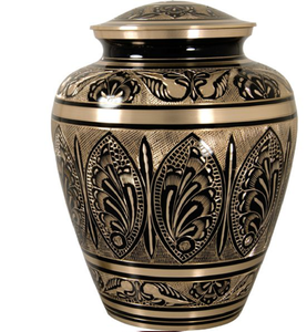 Patrones intrincados grabados en negro y dorado cubren esta urna metálica clásica. Verdaderamente atemporal. Disponible a precios de mayorista. - Product Image 1